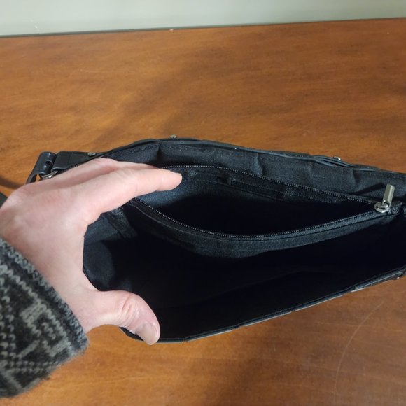 Black Inzi Purse - Picture 4 of 10